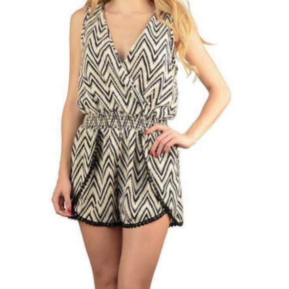 Black and white V cut chevron summer romper - Picture 1 of 7